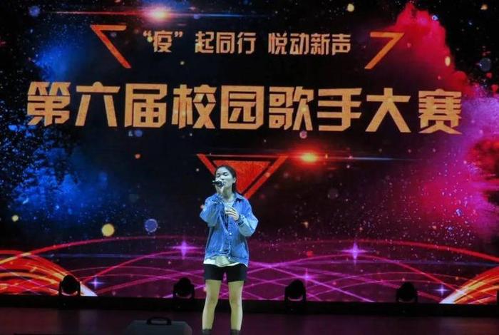 用歌声传递英雄人物，用歌声传递时代精神作文