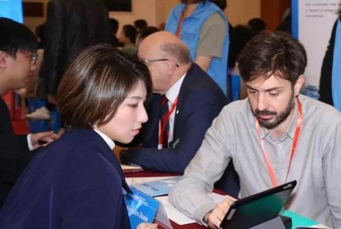 老外教授谈中国 外国教授演讲中国 老外教授谈中国 外国教授演讲中国