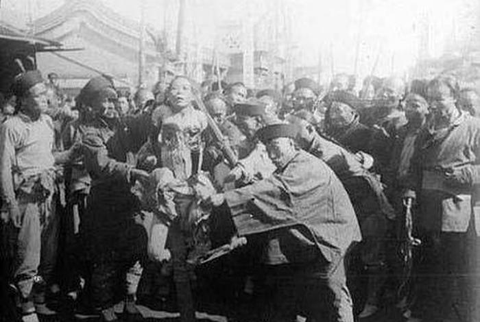 被自己发明的刑法处死的历史人物 死在自己发明的刑具上