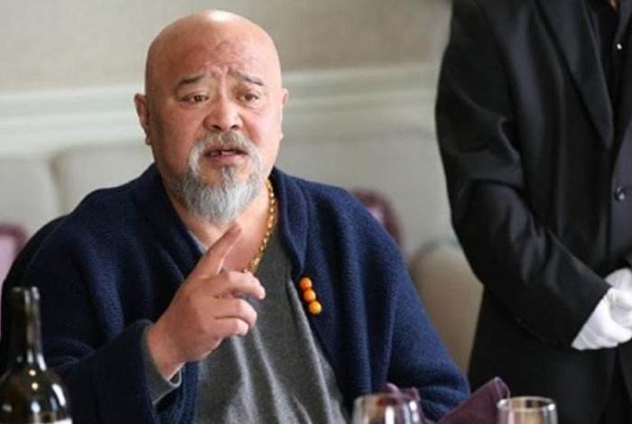 中国抽烟喝酒的历史名人活了多久；喝酒抽烟活的久伟人