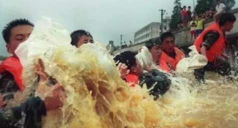 地震-世界十大最严重的自然灾害 蝗虫过境，寸草不生