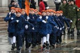 俄罗斯崇拜强者；俄罗斯人崇拜西方