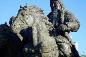 成吉思汗有关的历史人物（成吉思汗有关的历史人物有哪些）