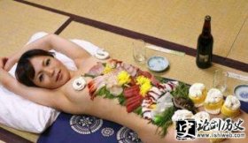 女体盛-日本的食色盛宴“女体盛” 用少女裸露的身躯作盛器