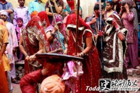 印度的“打夫节”习俗： 每年只有这一天能尽情打丈夫出气